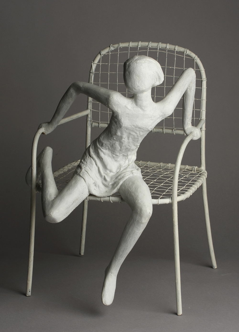 Kurt Gebauer, Děvče na židli, 1970, polyester. laminát, železo, drát, KGVUZ