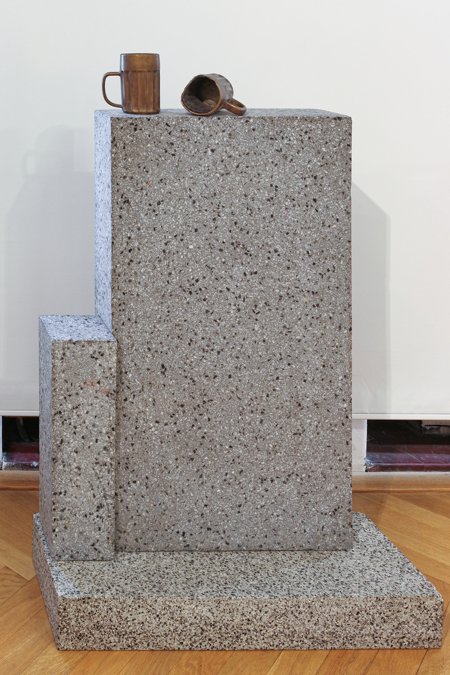 Naděžda Plíšková, Pomník pro mého muže, 1992, umělý kámen, bronz, 124 x 80 x 30 cm, KGVUZ, inv. č. P-352
