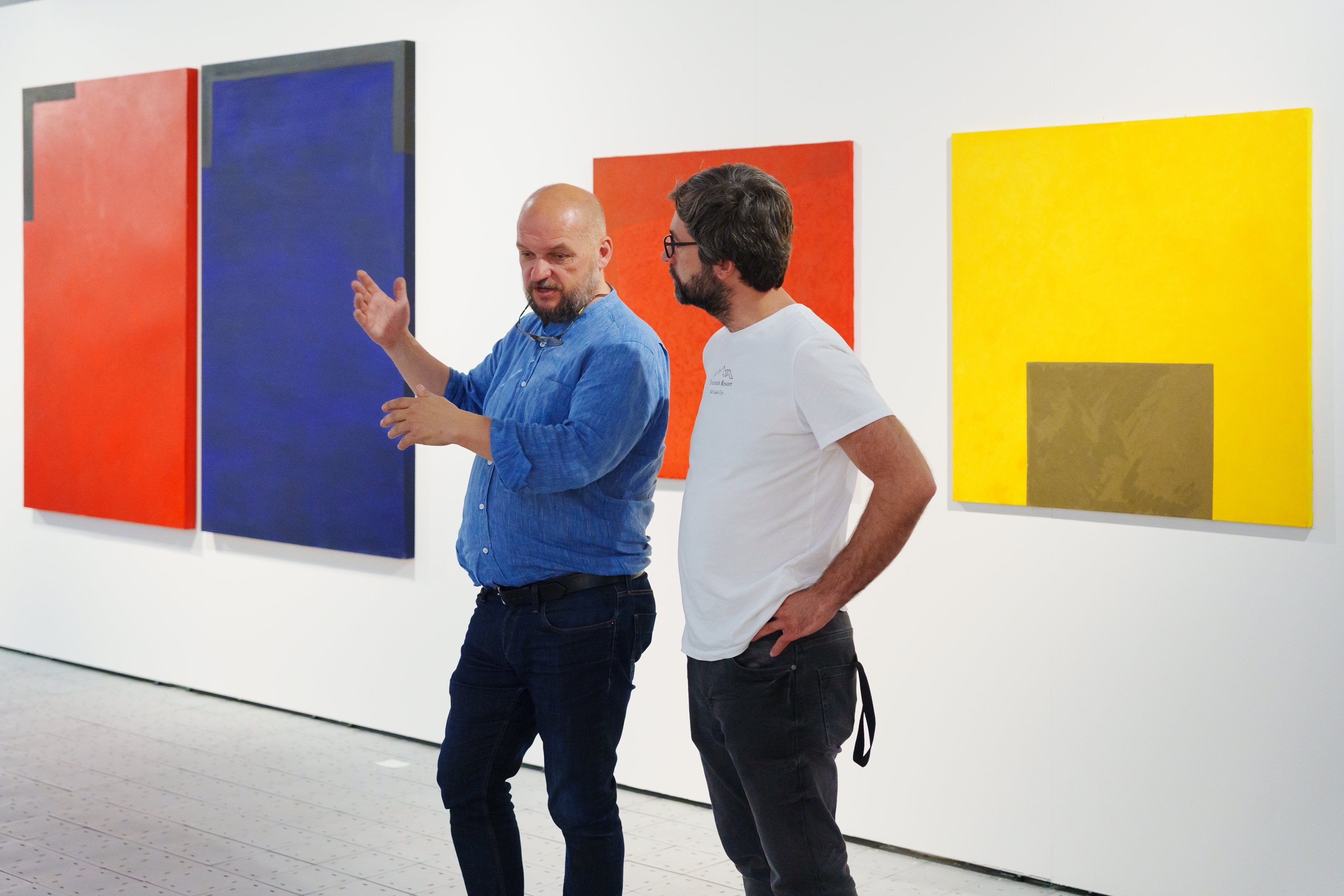 autor Vladimír Kovařík (vlevo) na výstavě v krajské galerii