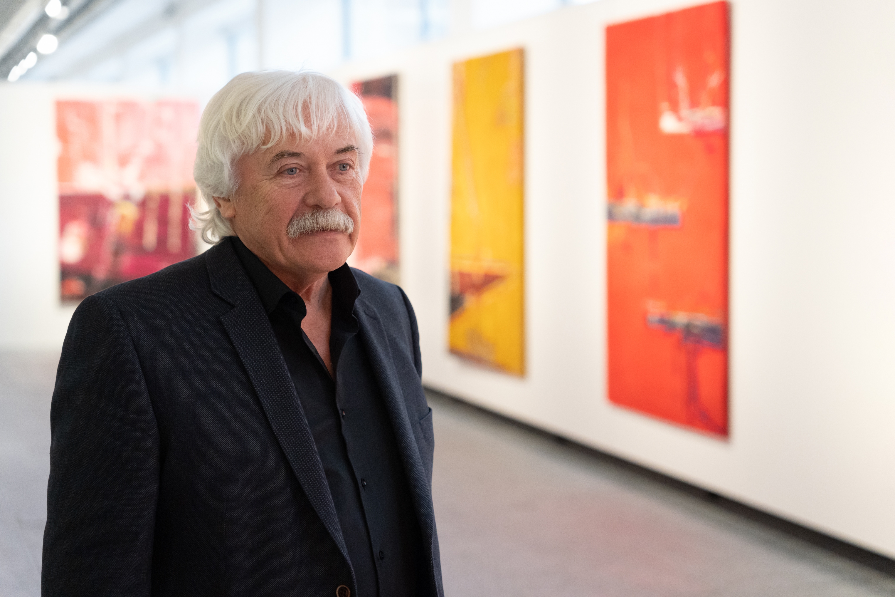 Autor Jan Pospíšil ve své výstavě Obrazy v Krajské galerii výtvarného umění ve Zlíně 