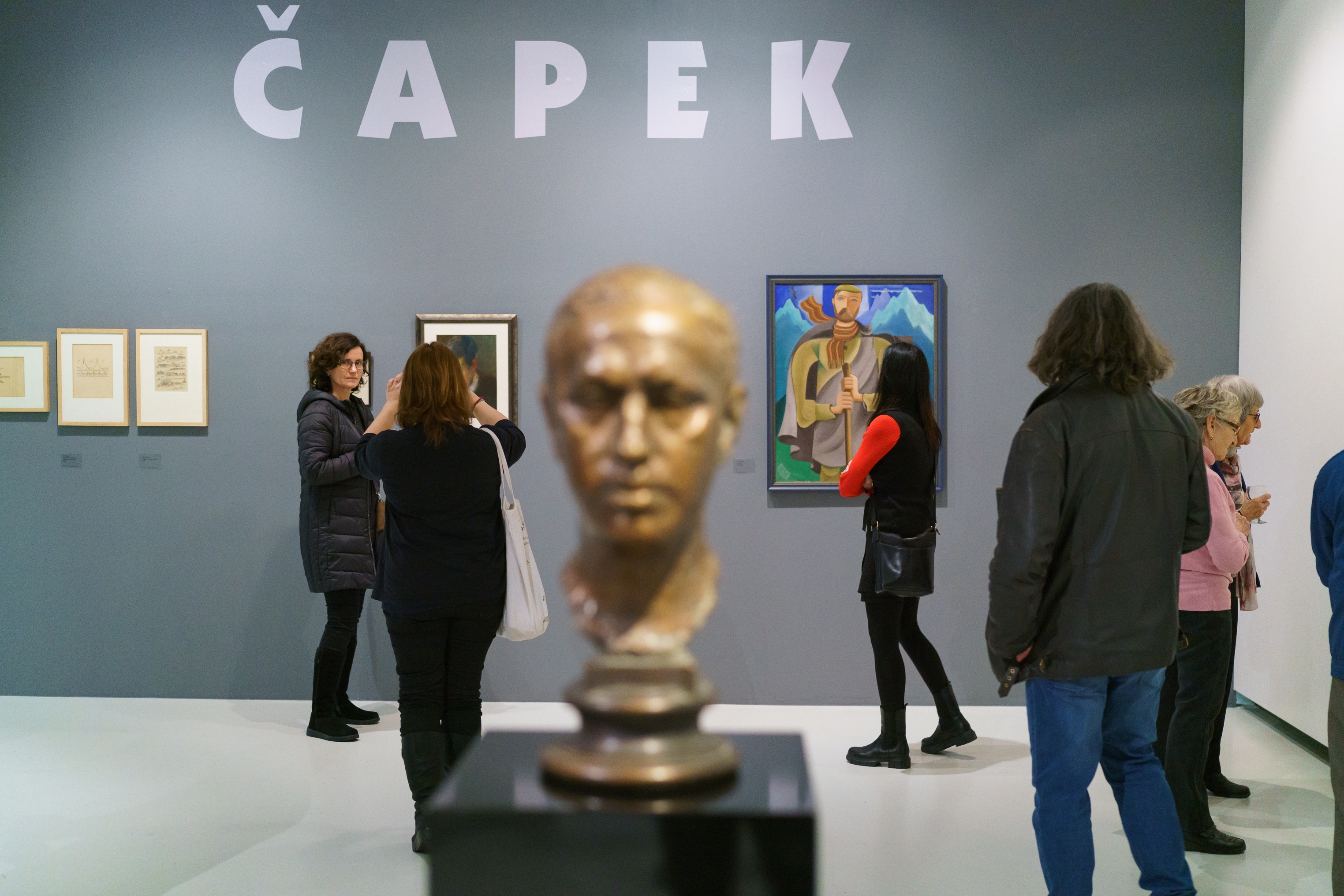 návštěvníci výstavy Karel Čapek: Fine Notes – A ta cesta byla dobrá