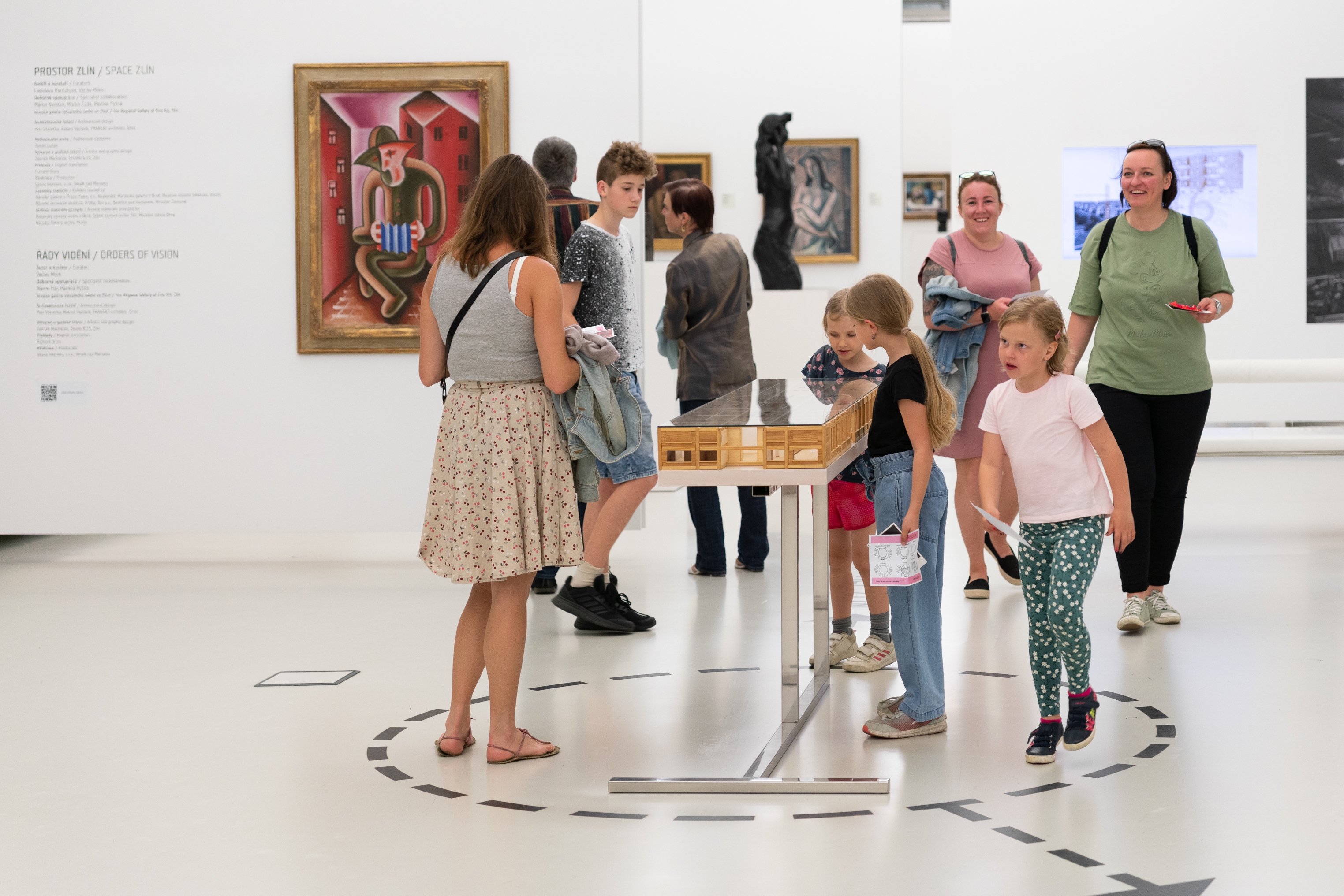 návštěvníci galerijní a muzejní noci v galerii