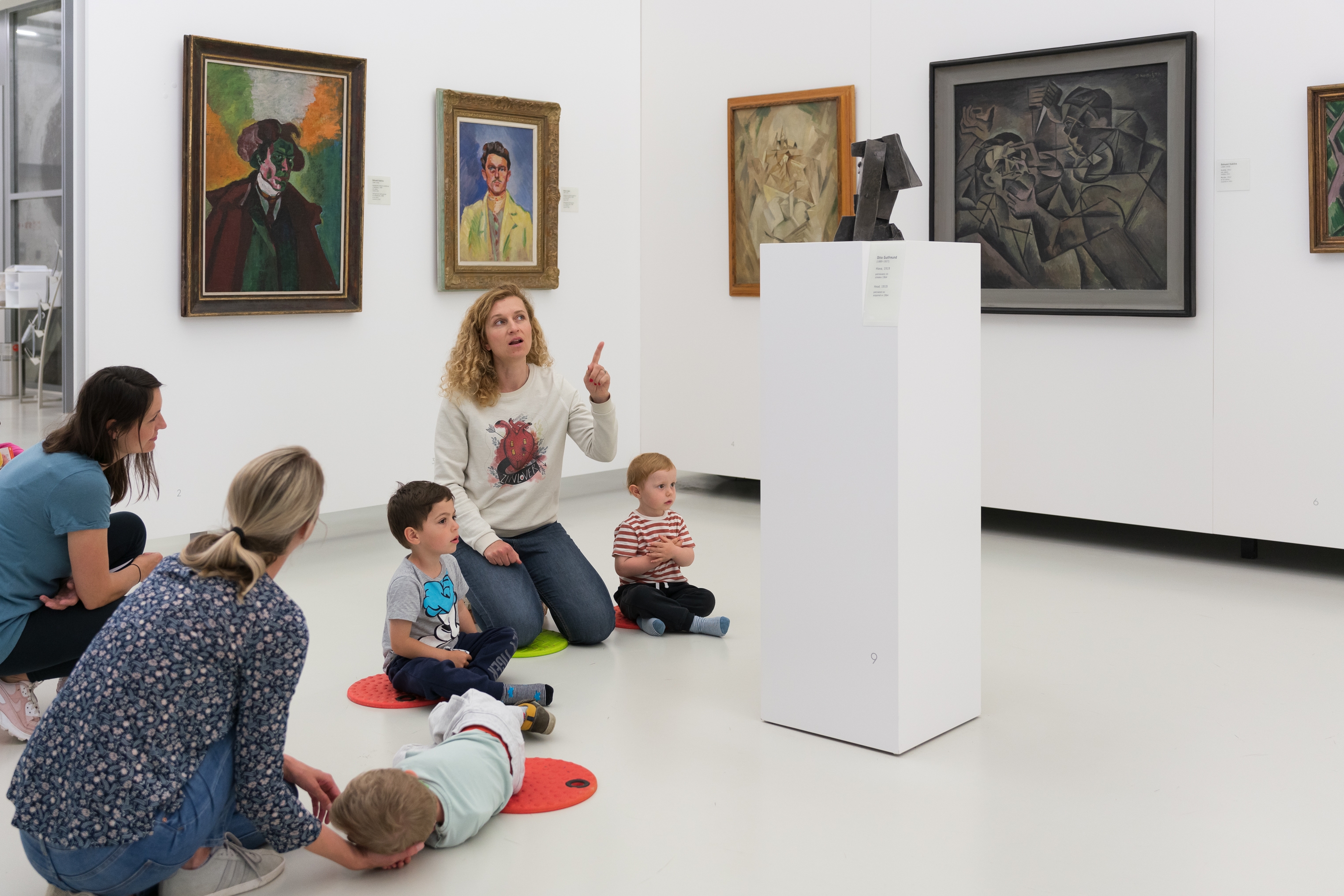 edukátorka Jana Svobodová s Galeřištěm v prostorách stálé expozice